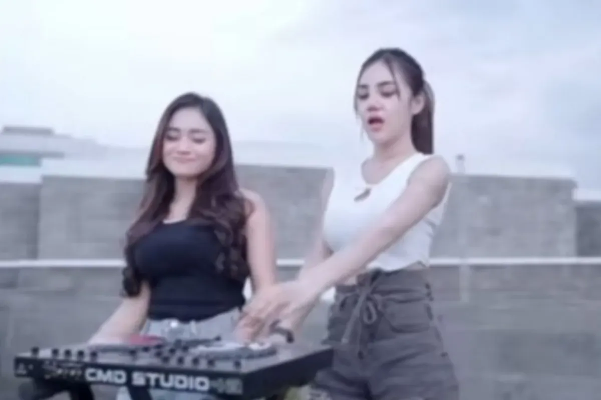 Video klip musik dengan judul 'Iclik Cinta' milik Mala Agatha featuring Icha Cellow dikecam netizen. (Sumber: Tangkap Layar X/@TukangBedah00)