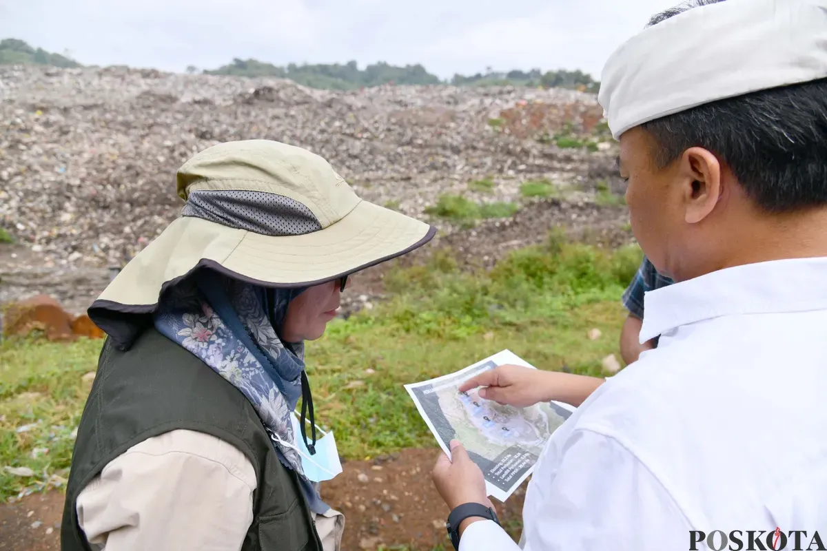 Rombongan DLH Provinsi Jabar melakukan pemetaan untuk pembuatan jalur alternatif menuju tempat pembungan akhir sampah. (Sumber: Poskota/Gatot Poedji Utomo)