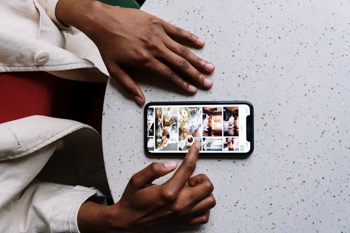 Ilustrasi menyembunyikan foto dan video di iPhone (Sumber: Pexels/cottonbro studio)