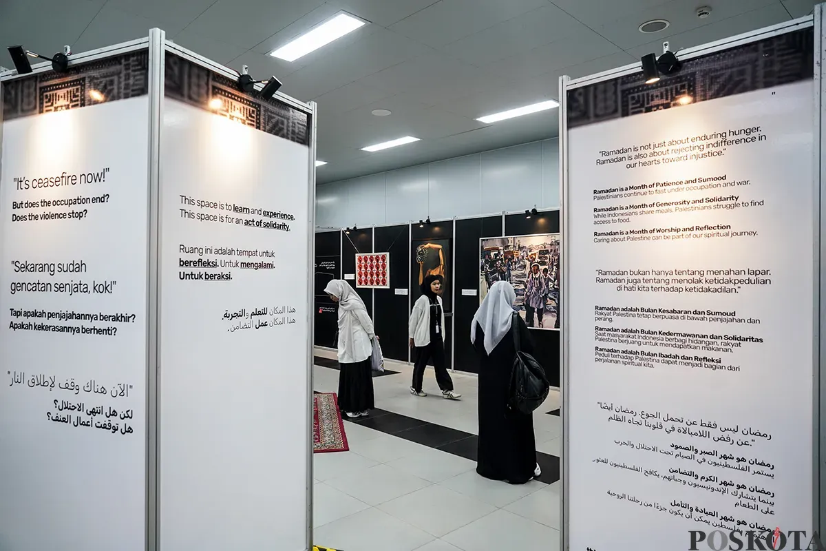 Pengunjung menikmati sejumlah karya seni di pameran Sumoud, Ramadan and Palestine Cultural Resistance di Stasiun MRT Bundaran HI, Jakarta, Sabtu, 8 Maret 2025. (Sumber: Poskota/Bilal Nugraha Ginanjar)