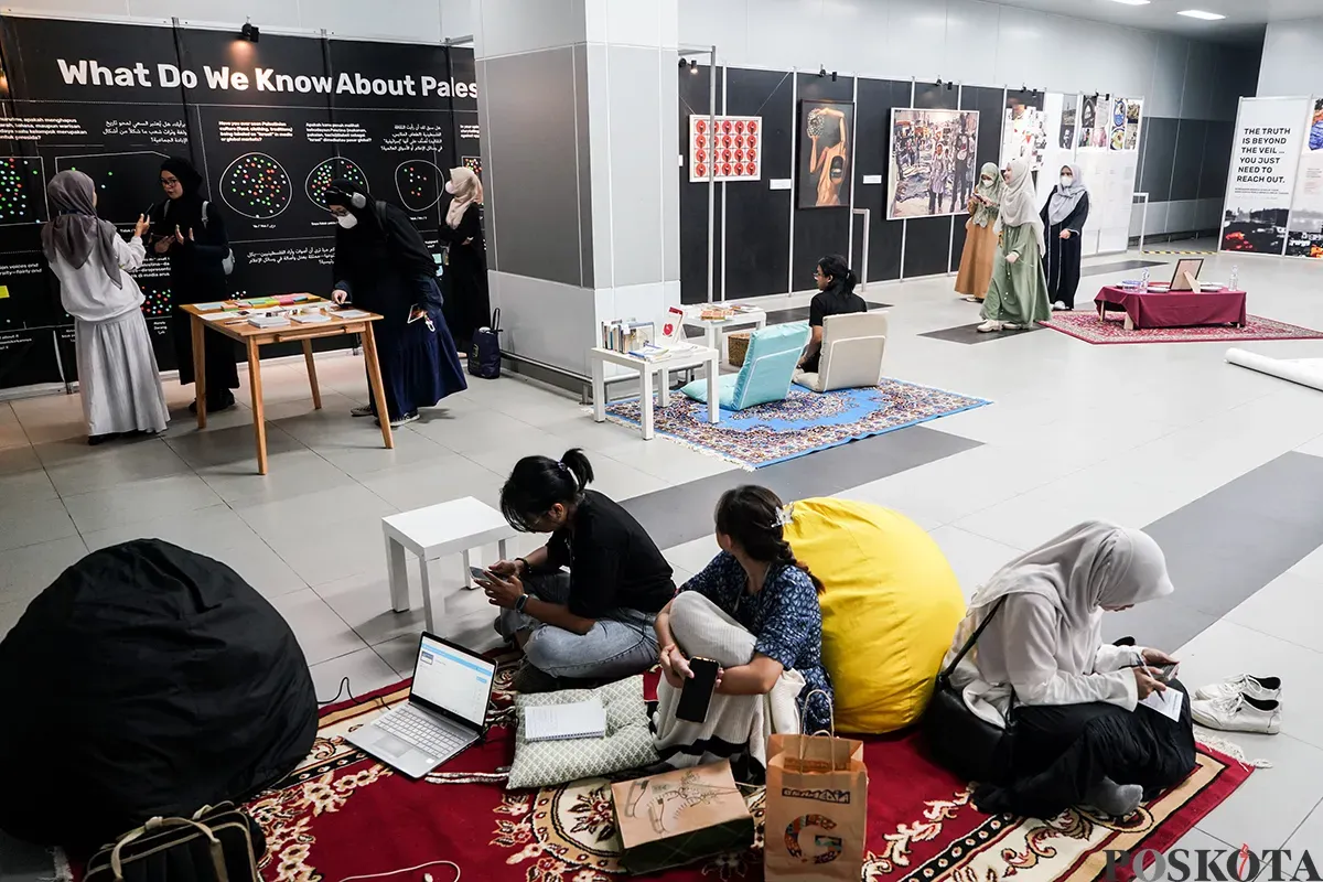 Pengunjung menikmati sejumlah karya seni di pameran Sumoud, Ramadan and Palestine Cultural Resistance di Stasiun MRT Bundaran HI, Jakarta, Sabtu, 8 Maret 2025. (Sumber: Poskota/Bilal Nugraha Ginanjar)