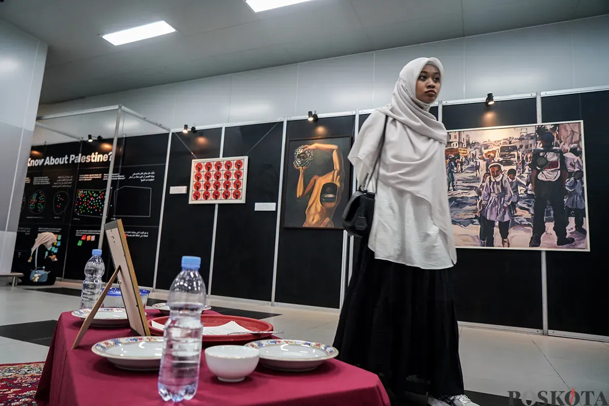 Pengunjung menikmati sejumlah karya seni di pameran Sumoud, Ramadan and Palestine Cultural Resistance di Stasiun MRT Bundaran HI, Jakarta, Sabtu, 8 Maret 2025. (Sumber: Poskota/Bilal Nugraha Ginanjar)