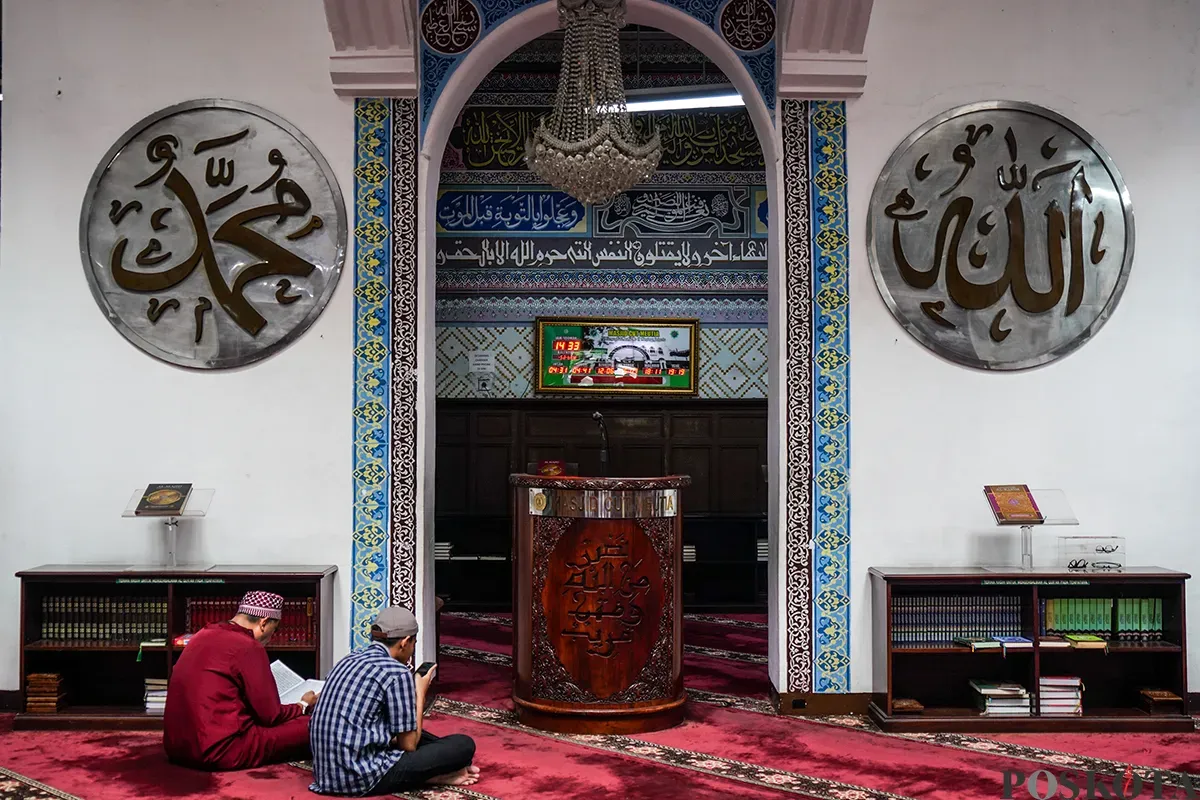 Umat muslim membaca Al Quran dan berisitiraha di Masjid Cut Meutia, Menteng, Jakarta, Sabtu, 8 Maret 2025. (Sumber: Poskota/Bilal Nugraha Ginanjar)