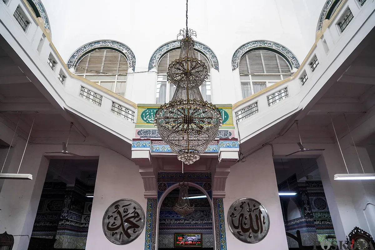 Umat muslim membaca Al Quran dan berisitiraha di Masjid Cut Meutia, Menteng, Jakarta, Sabtu, 8 Maret 2025. (Sumber: Poskota/Bilal Nugraha Ginanjar)