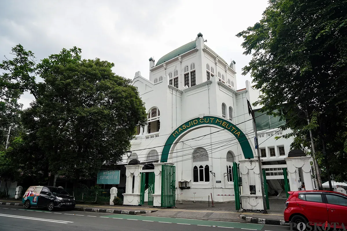 Umat muslim membaca Al Quran dan berisitiraha di Masjid Cut Meutia, Menteng, Jakarta, Sabtu, 8 Maret 2025. (Sumber: Poskota/Bilal Nugraha Ginanjar)