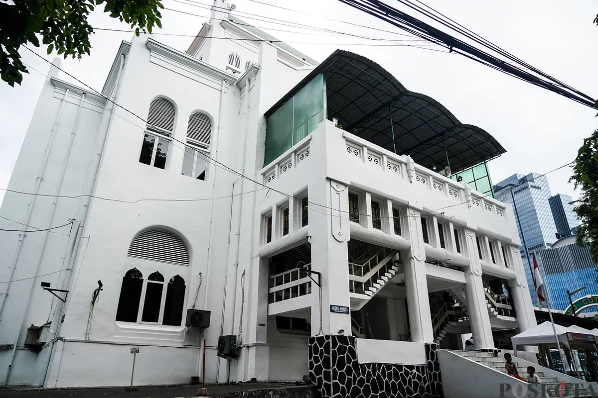 Umat muslim membaca Al Quran dan berisitiraha di Masjid Cut Meutia, Menteng, Jakarta, Sabtu, 8 Maret 2025. (Sumber: Poskota/Bilal Nugraha Ginanjar)