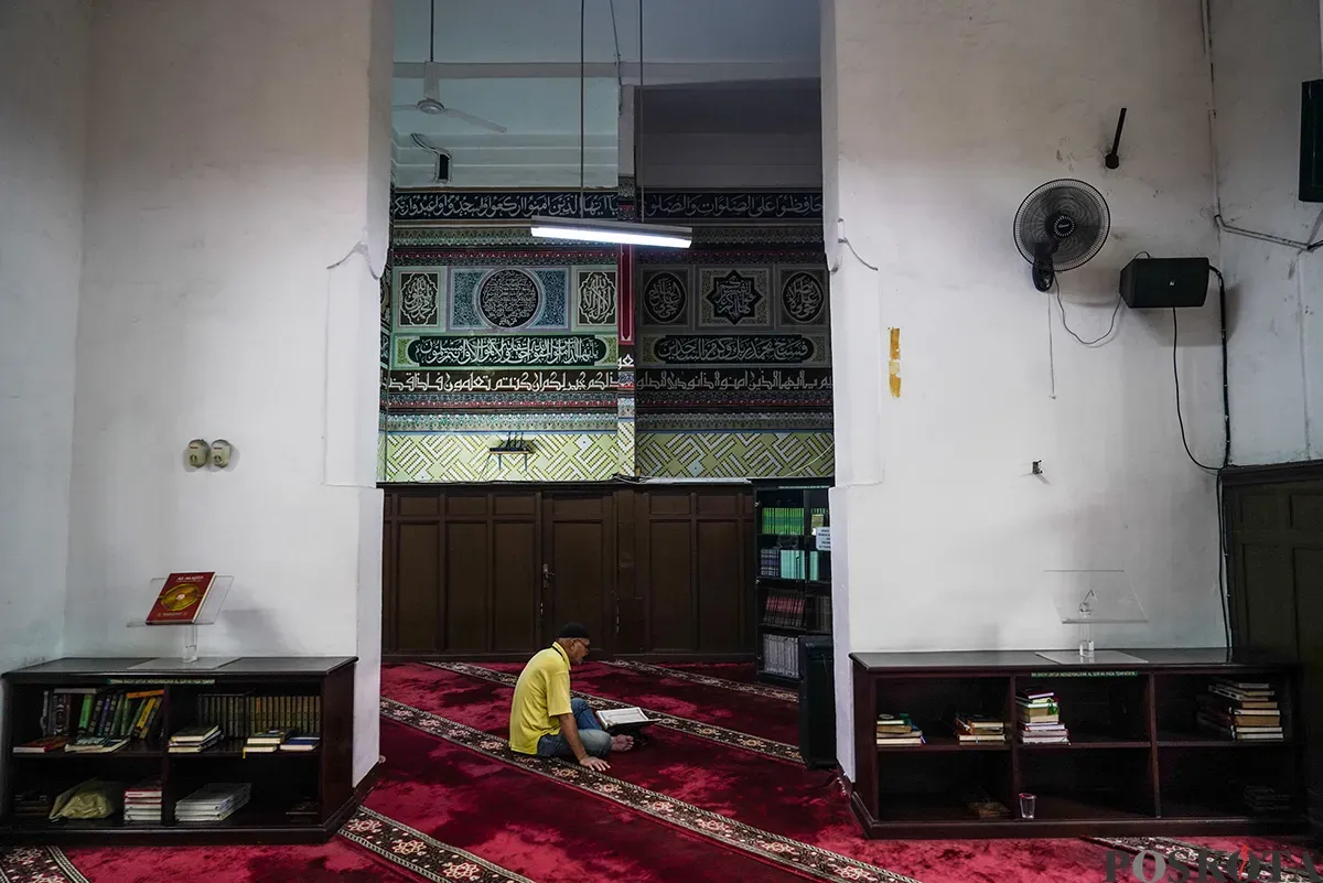 Umat muslim membaca Al Quran dan berisitiraha di Masjid Cut Meutia, Menteng, Jakarta, Sabtu, 8 Maret 2025. (Sumber: Poskota/Bilal Nugraha Ginanjar)