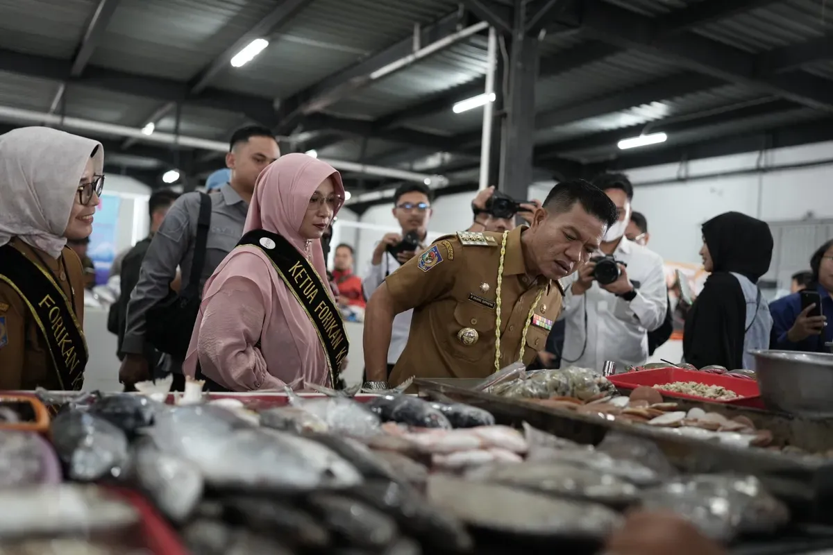 Momen Bupati Bandung, Dadang Supriatna saat rangkaian peluncuran Pasar Ikan Modern Soreang, Senin, 10 Maret 2025. (Sumber: Dok. Diskominfo Kabupaten Bandung)