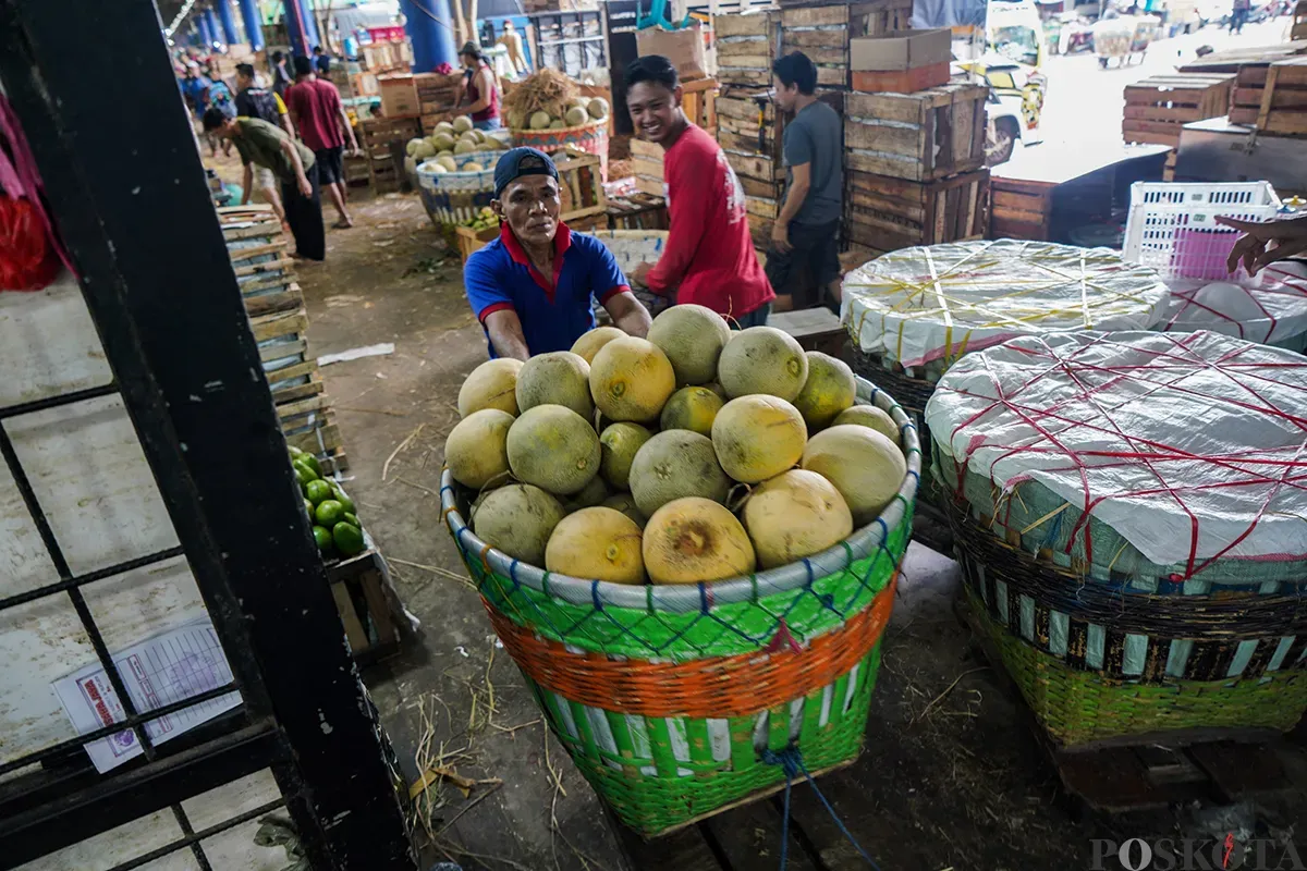 Sejumlah pedagang buah menyortir aneka buah-buahan segar yang akan dijualnya di Pasar Induk Kramat Jati, Jakarta Timur, Senin,10 Maret 2025. (Sumber: Poskota/Bilal Nugraha Ginanjar)