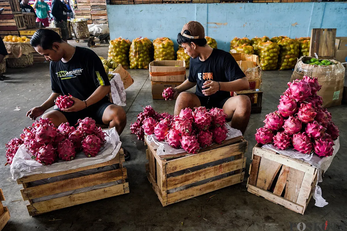 Sejumlah pedagang buah menyortir aneka buah-buahan segar yang akan dijualnya di Pasar Induk Kramat Jati, Jakarta Timur, Senin,10 Maret 2025. (Sumber: Poskota/Bilal Nugraha Ginanjar)