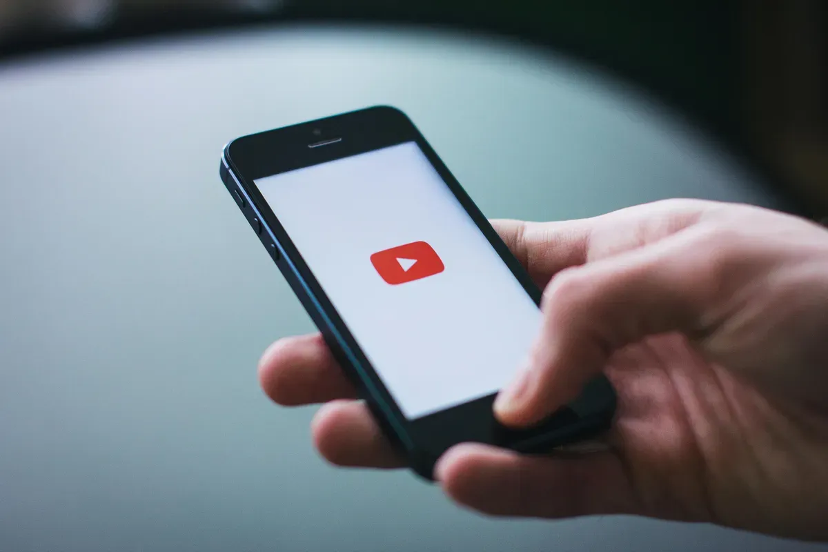 Menyimpan video Youtube ke galeri handphone. (Sumber: Pexels/freestocks.org)