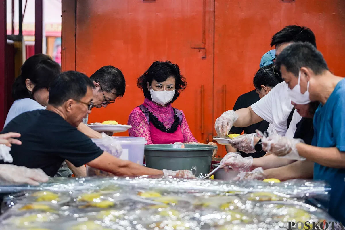 Warga mon muslim keturunan Tionghoa menyiapkan menu berbuka puasa di Vihara Dharma Bakti, Glodok, Jakarta Barat, Minggu, 9 Maret 2025. (Sumber: Poskota/Bilal Nugraha Ginanjar)