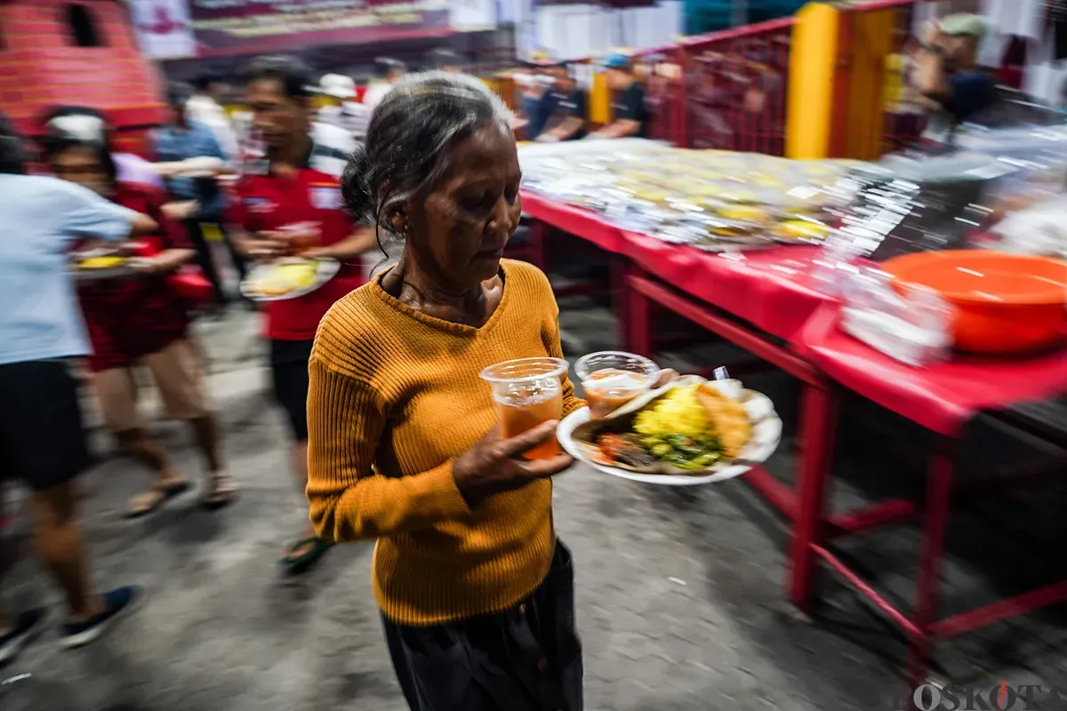 Warga mon muslim keturunan Tionghoa menyiapkan menu berbuka puasa di Vihara Dharma Bakti, Glodok, Jakarta Barat, Minggu, 9 Maret 2025. (Sumber: Poskota/Bilal Nugraha Ginanjar)