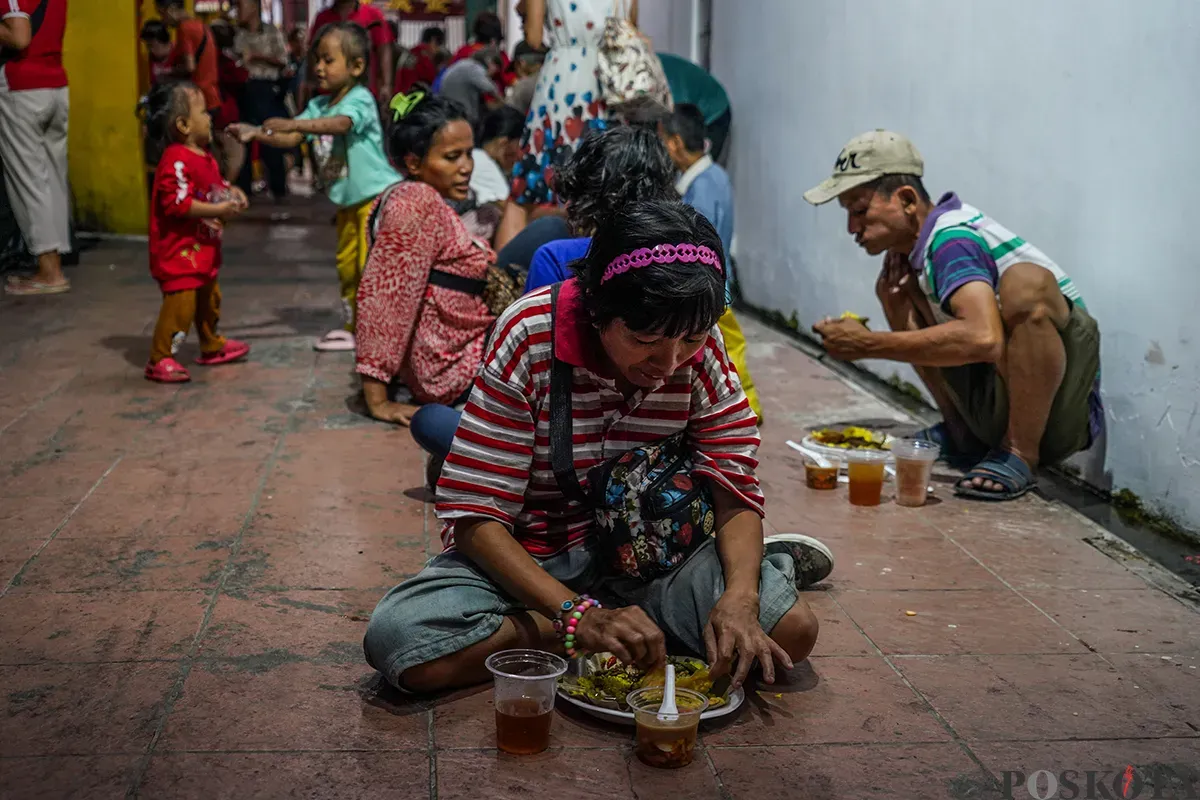 Warga mon muslim keturunan Tionghoa menyiapkan menu berbuka puasa di Vihara Dharma Bakti, Glodok, Jakarta Barat, Minggu, 9 Maret 2025. (Sumber: Poskota/Bilal Nugraha Ginanjar)