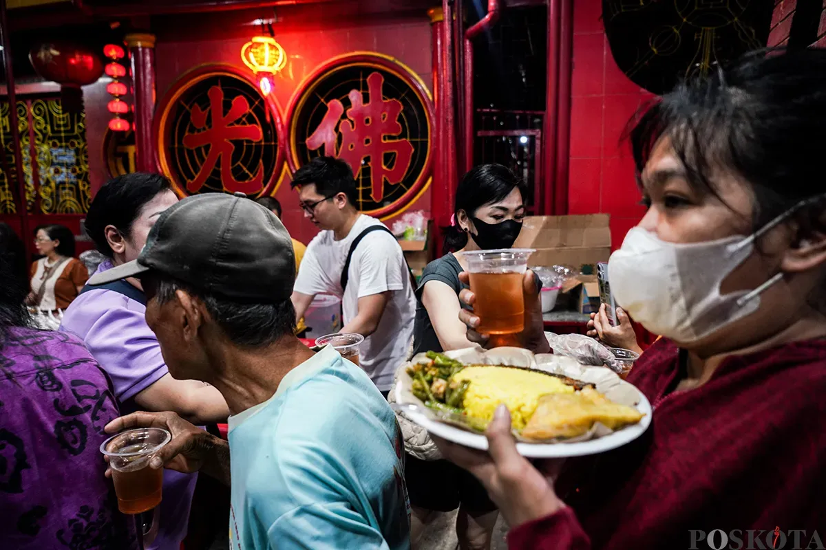 Warga mon muslim keturunan Tionghoa menyiapkan menu berbuka puasa di Vihara Dharma Bakti, Glodok, Jakarta Barat, Minggu, 9 Maret 2025. (Sumber: Poskota/Bilal Nugraha Ginanjar)