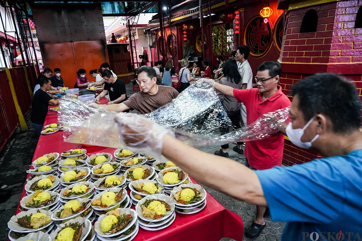 Warga mon muslim keturunan Tionghoa menyiapkan menu berbuka puasa di Vihara Dharma Bakti, Glodok, Jakarta Barat, Minggu, 9 Maret 2025. (Sumber: Poskota/Bilal Nugraha Ginanjar)