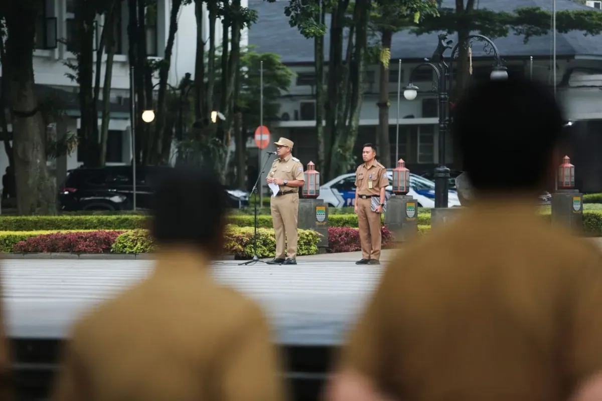 Wali Kota Bandung, Muhammad Farhan, memberikan arahan kepada camat dan lurah dalam Rakor di Balai Kota Bandung, Senin 10 Maret 2025, untuk memastikan pelayanan publik tetap optimal. (Sumber: Dok. Diskominfo Kota Bandung)