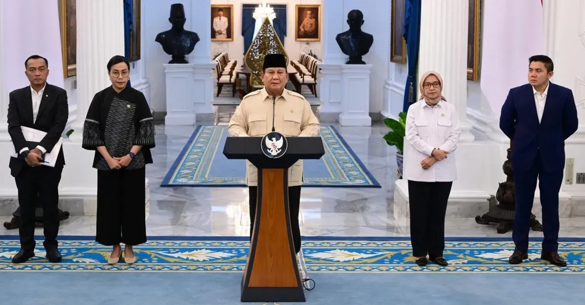 Presiden Prabowo Subianto menyampaikan keterangannya di Istana Merdeka, Jakarta, pada Selasa, 11 Maret 2025, terkait kebijakan pemberian THR dan Gaji ke-13 bagi ASN. (Sumber: Dok BPMI Setpres)