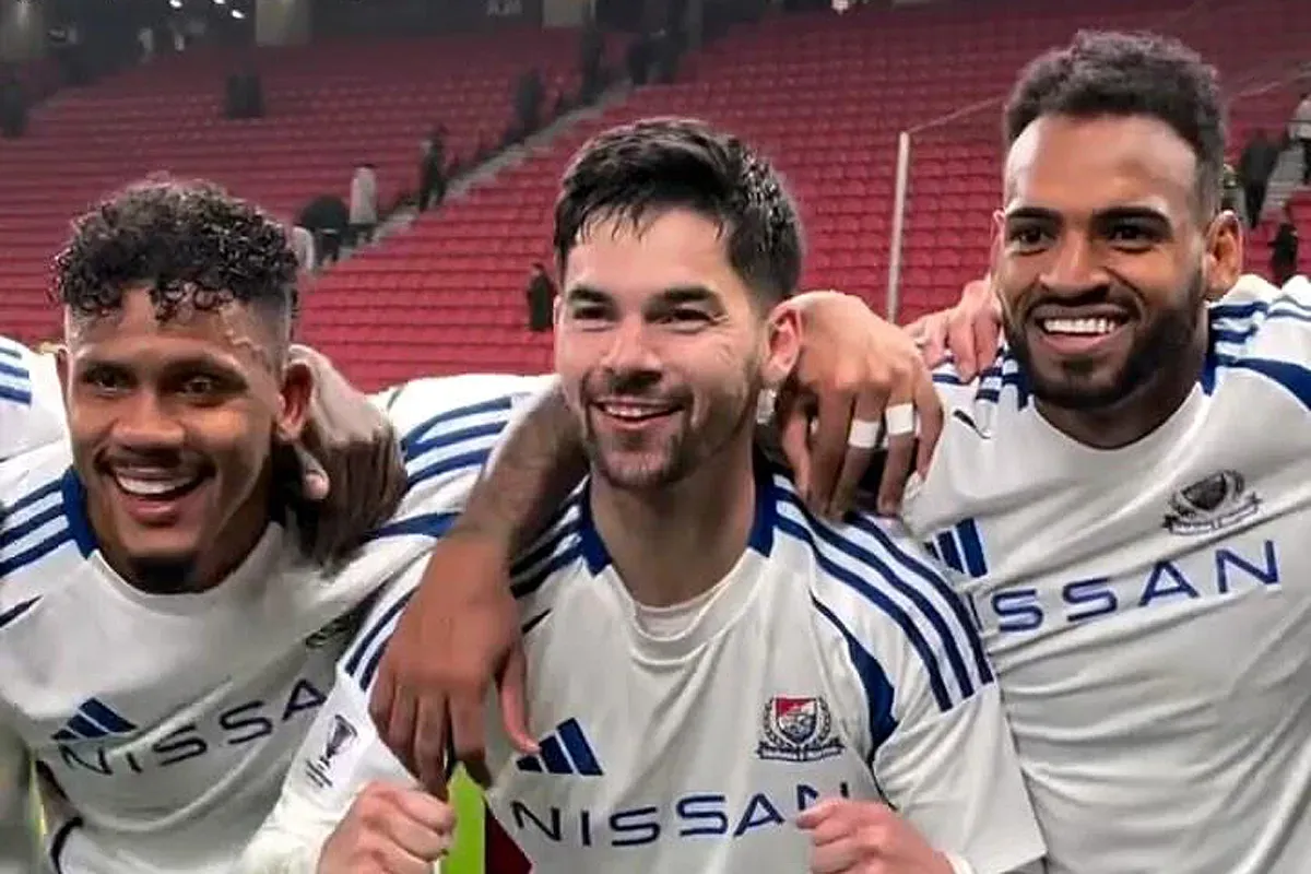 Pemain Timnas Indonesia, Sandy Walsh memberi assist saat Yokohama Marinos menghadapi Shanghai Port di 16 besar AFC Champions League Elite. (Sumber: @yokohamaf.marinos)