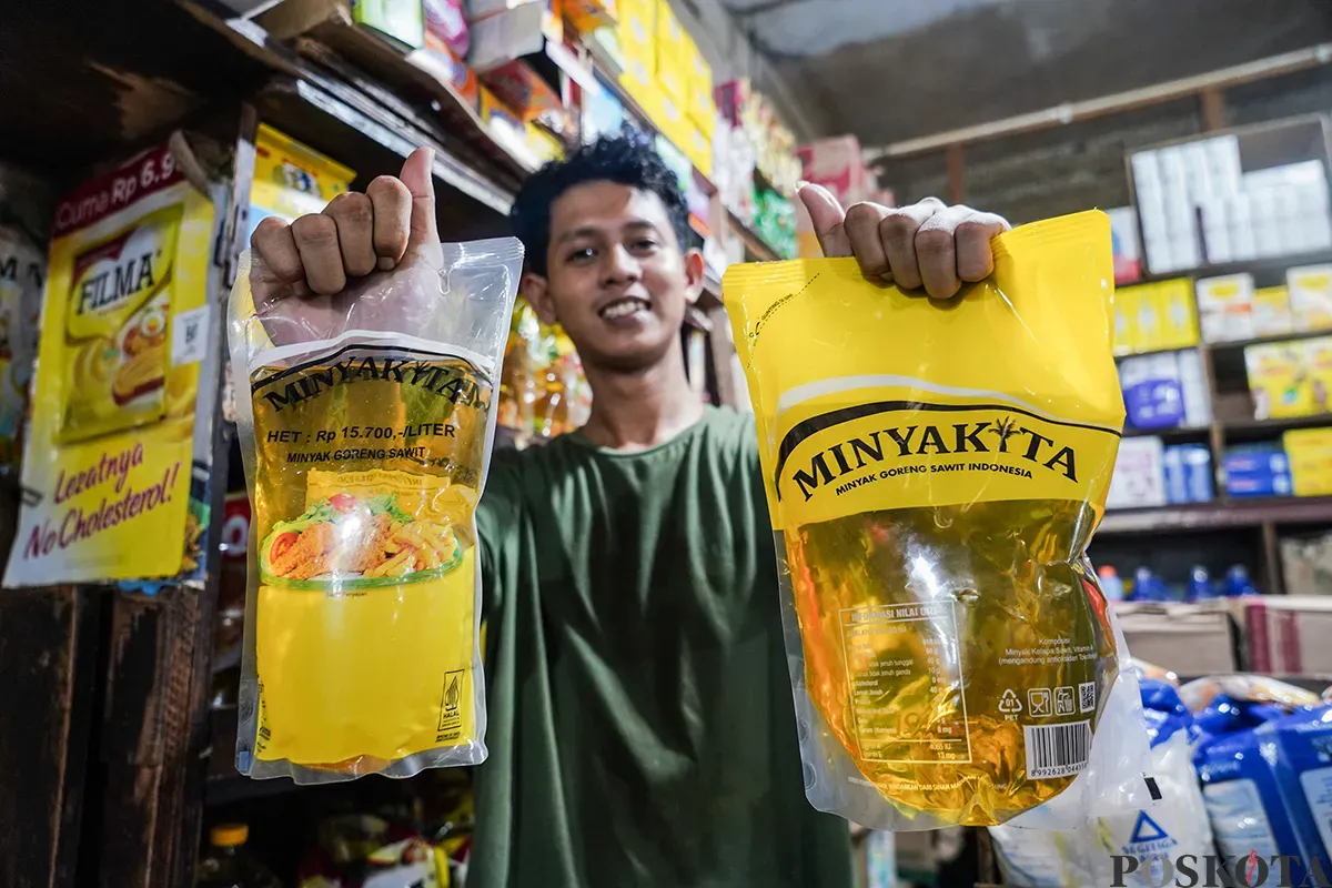 Seorang pedagang mengukur volume minyak merek minyakita di Pasar Tebet, Jakarta Selatan, Selasa, 11 Maret 2025. (Sumber: Poskoata/ Bilal Nugraha Ginanjar)