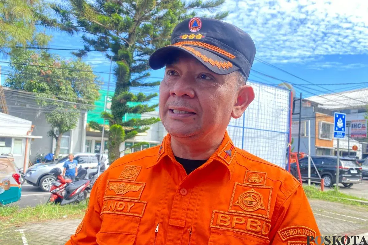 Kepala BPBD Kota Cimahi, Fitriandi Kurniawan di hadapan awak media di Kantor BPBD Cimahi, Jalan Cihanjuang, Kota Cimahi, Selasa, 11 Maret 2025. (Sumber: Poskota/Gatot Poedji Utomo)