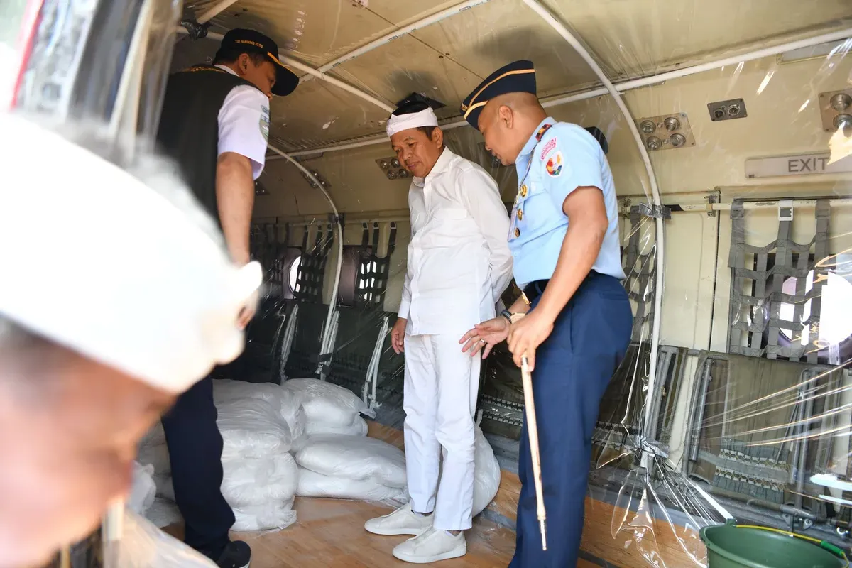 Gubernur Jabar Dedi Mulyadi menyaksikan pesawat khusus yang sedang lepas landas dalam rangka operasi modifikasi cuaca di Lanud Husein Sastranegara, Kota Bandung, Selasa, 11 Maret 2025. (Sumber: Dok. Dokpim Jabar)