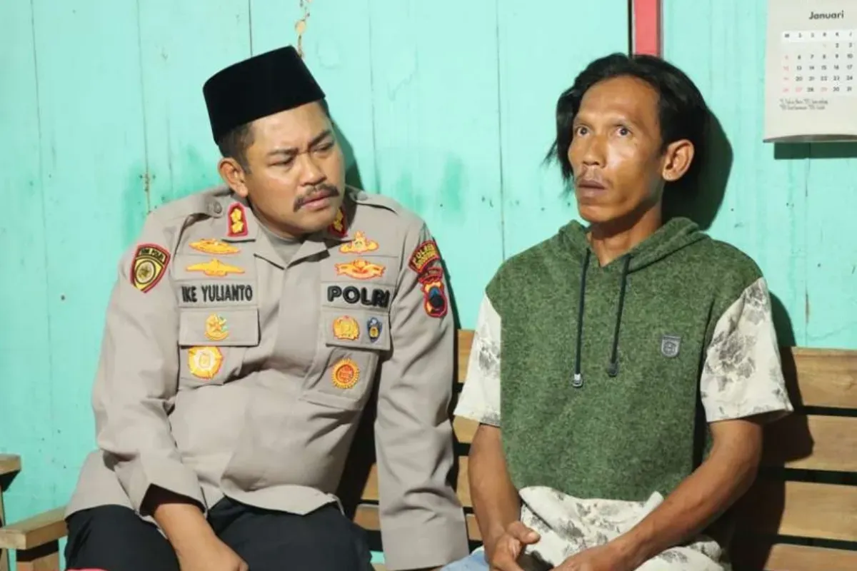 Kapolres Grobogan mendatangi warga yang menjadi korban salah tangkap oleh anggotanya. (Sumber: Polres Grobogan)