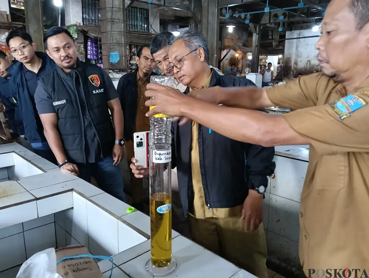 Tim Satgas Pangan Polres Serang dan Diskopumindag melakukan takar ulang minyak goreng MinyaKita kemasan 1 liter. (Sumber: Poskota/Rahmat Haryono)