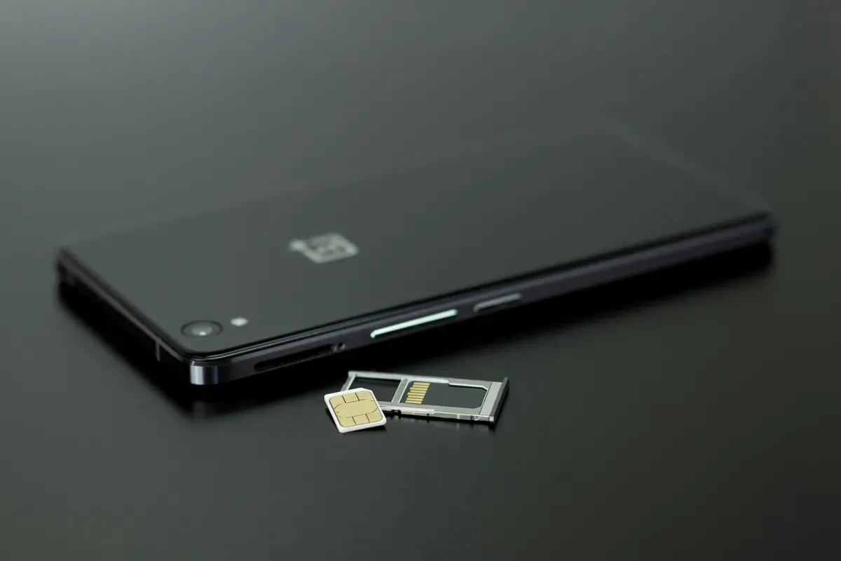 Hp disadap pinjol apakah harus ganti SIM Card, berikut ini penjelasannya. (Sumber: Pexels/Silvie Lindemann)