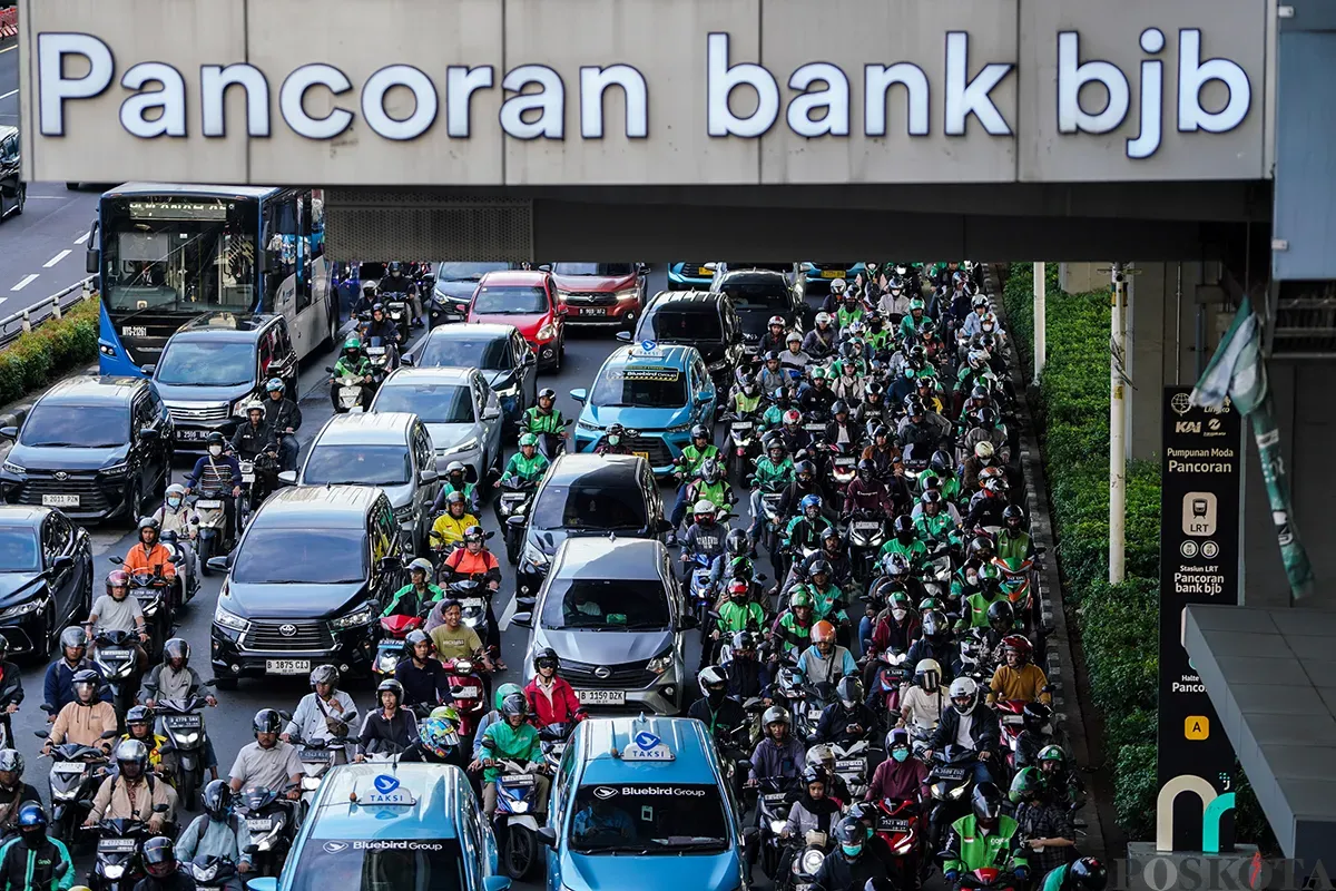 Aktivitas sejumlah pengendara ojek online (Ojol) menunggu penumpang hingga terjebak kemacetan di kawasan Pancoran dan Palmerah, Jakarta, Selasa, 11 Maret 2025. (Sumber: Poskoata/ Bilal Nugraha Ginanjar)