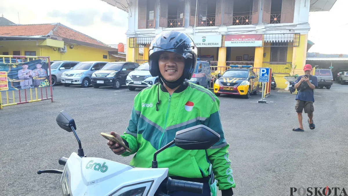 Salah seorang pengemudi ojol saat sedang mengantar pesanan makanan ke kawasan Palmerah, Jakarta Barat, Selasa, 11 Maret 2025. (Sumber: Poskota/Pandi Ramedhan)