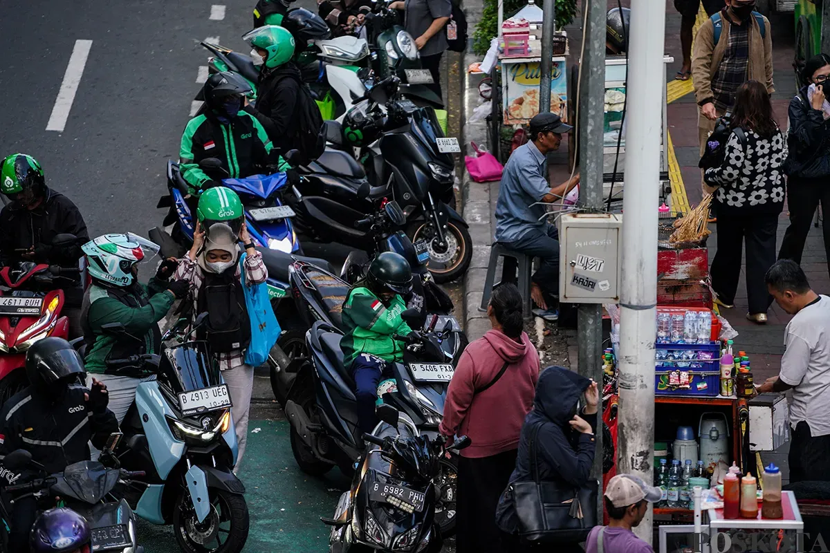 Aktivitas sejumlah pengendara ojek online (Ojol) menunggu penumpang hingga terjebak kemacetan di kawasan Pancoran dan Palmerah, Jakarta, Selasa, 11 Maret 2025. (Sumber: Poskoata/ Bilal Nugraha Ginanjar)