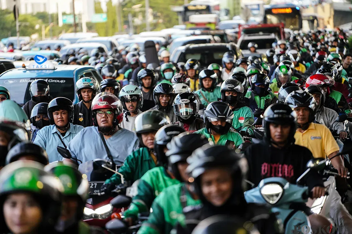 Aktivitas sejumlah pengendara ojek online (Ojol) menunggu penumpang hingga terjebak kemacetan di kawasan Pancoran dan Palmerah, Jakarta, Selasa, 11 Maret 2025. (Sumber: Poskoata/ Bilal Nugraha Ginanjar)