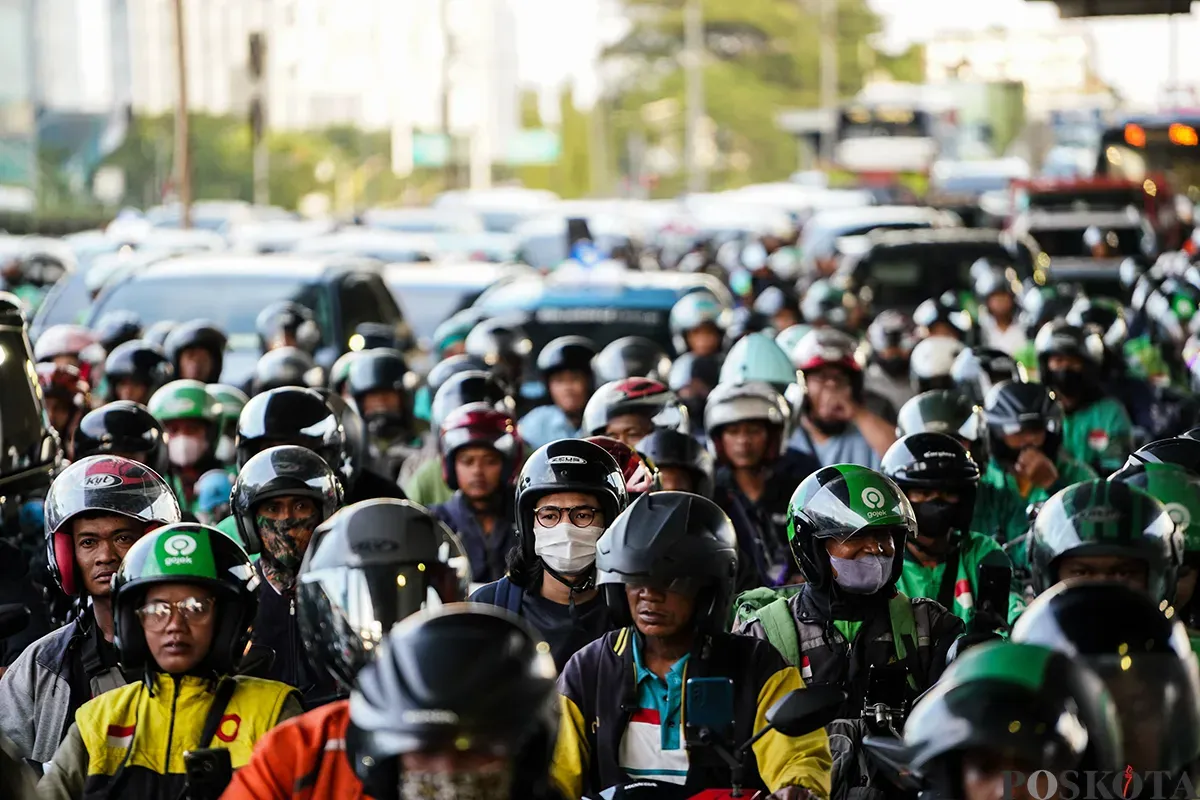 Aktivitas sejumlah pengendara ojek online (Ojol) menunggu penumpang hingga terjebak kemacetan di kawasan Pancoran dan Palmerah, Jakarta, Selasa, 11 Maret 2025. (Sumber: Poskoata/ Bilal Nugraha Ginanjar)