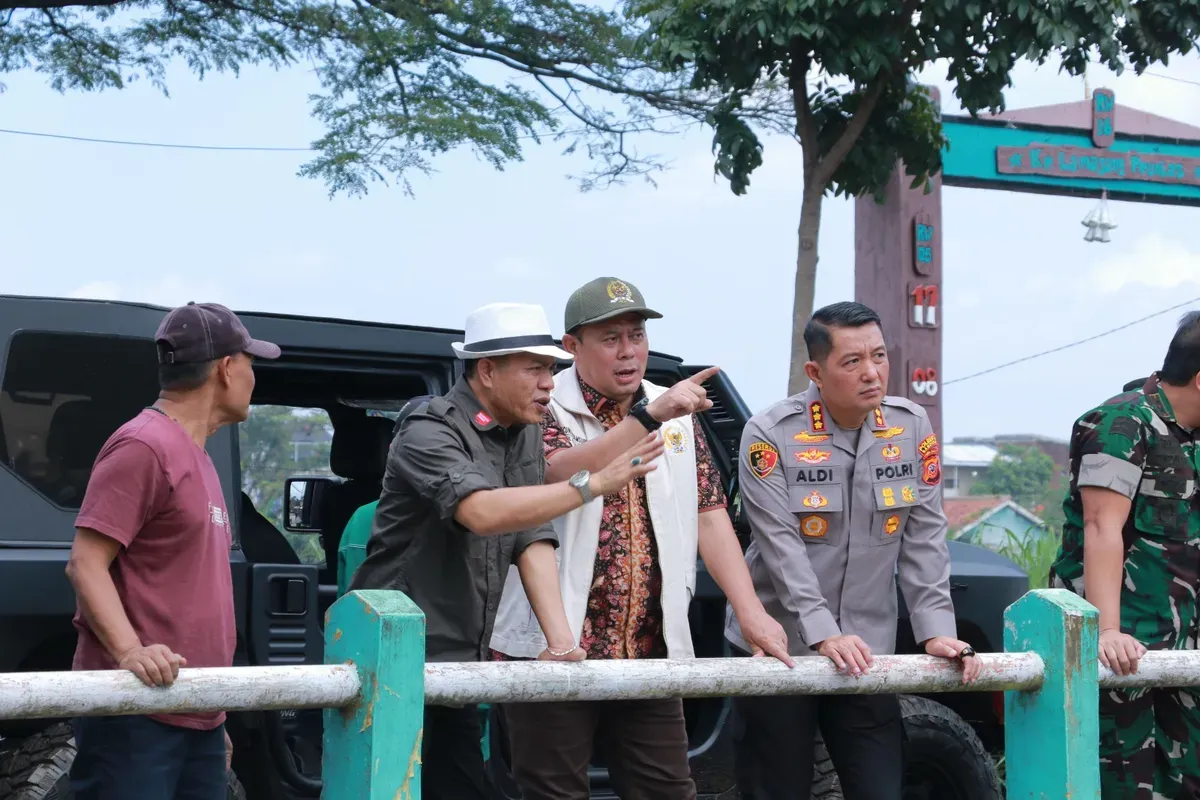 Wakil Ketua DPR RI, H Cucun Ahmad Syamsurijal, meninjau lokasi banjir di Desa Dayeuhkolot, Kabupaten Bandung, saat melakukan inspeksi mendadak pada Selasa, 11 Maret 2025. (Sumber: Dok. Humas Pemkab Bandung)