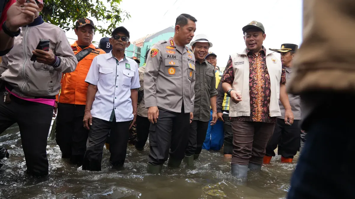 Wakil Ketua DPR RI Cucun A. Syamsurijal bersama Bupati Bandung, Dadang Supriatna saat meninjau lokasi banjir Dayeuhkolot, Selasa, 11 Maret 2025. (Sumber: Dok. Pemkab Bandung)