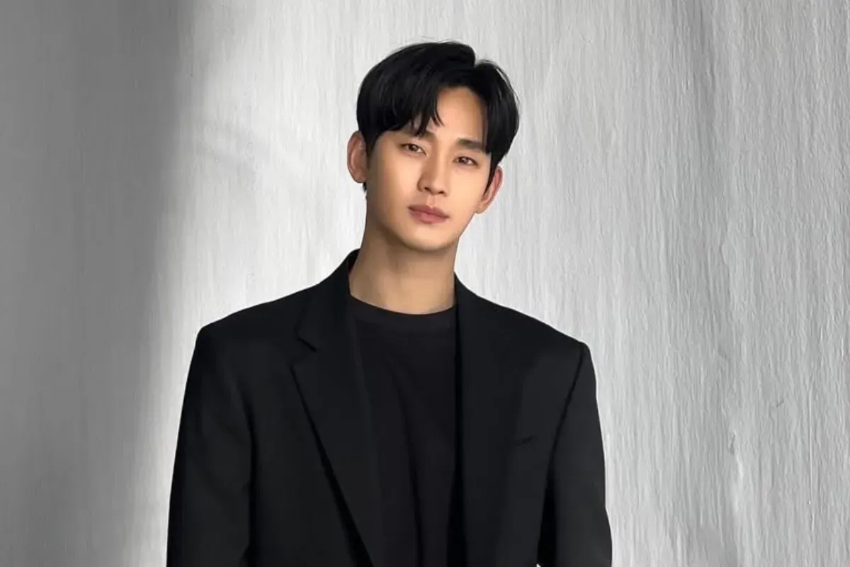 Drakor 'Knock Off' Kim Soo Hyun akan tetap tayang sesuai jadwal meski muncul kontroversi yang menyeret namanya. (Sumber: Instagram/@soohyun_k216)