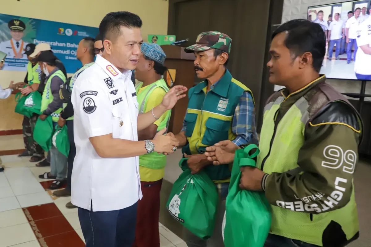 Bupati Bandung, Dadang Supriatna saat menyerahkan bantuan ke pengemudi ojek pangkalan dan petugas kebersihan. (Sumber: Dok. Pemkab Bandung)