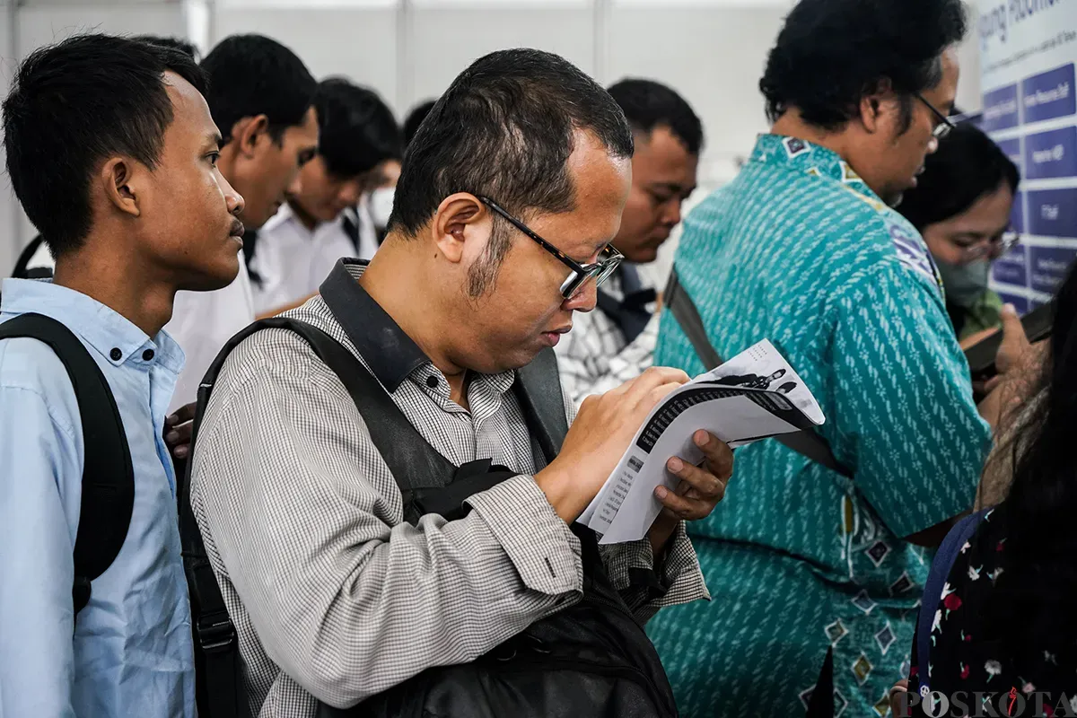 Sejumlah calon tenaga kerja mengunjungi stan salah satu perusahaan di Jakarta Jobfair, Mall Thamrin City, Tanah Abang, Jakarta, Rabu, 12 Maret 2025. (Sumber: Poskoata/ Bilal Nugraha Ginanjar)