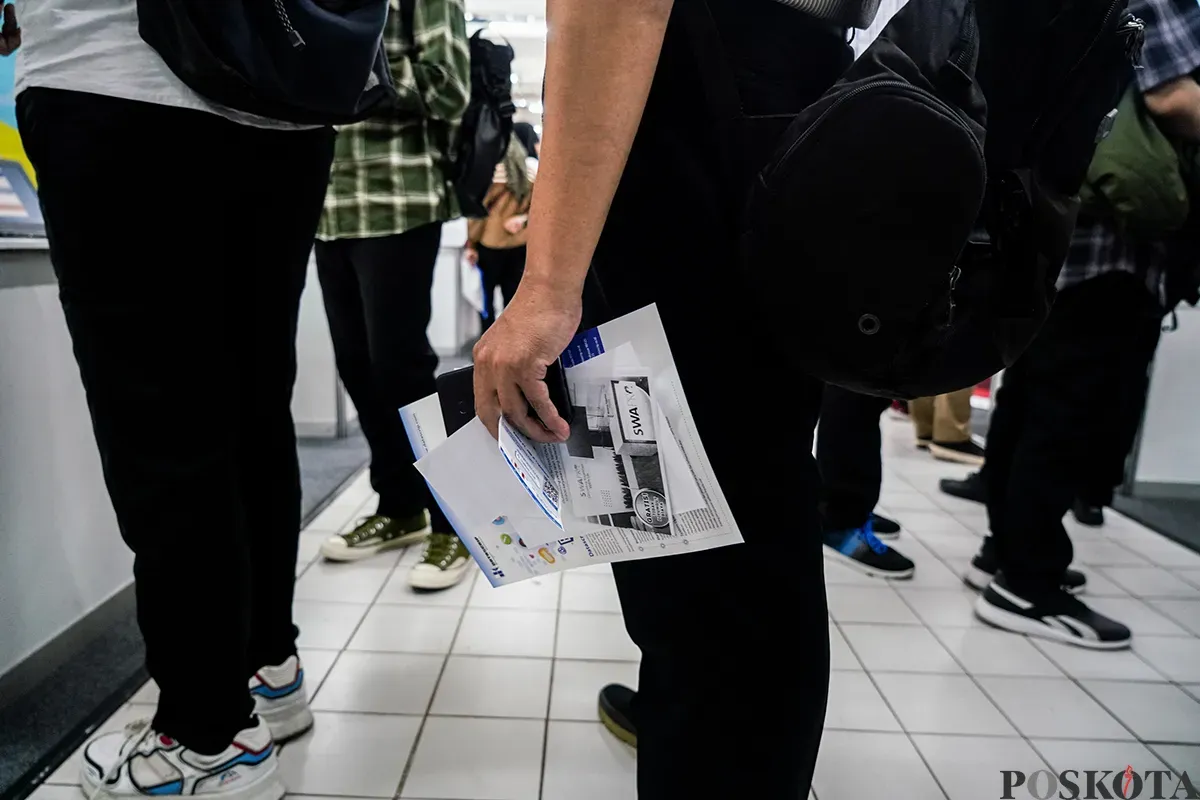 Sejumlah calon tenaga kerja mengunjungi stan salah satu perusahaan di Jakarta Jobfair, Mall Thamrin City, Tanah Abang, Jakarta, Rabu, 12 Maret 2025. (Sumber: Poskoata/ Bilal Nugraha Ginanjar)