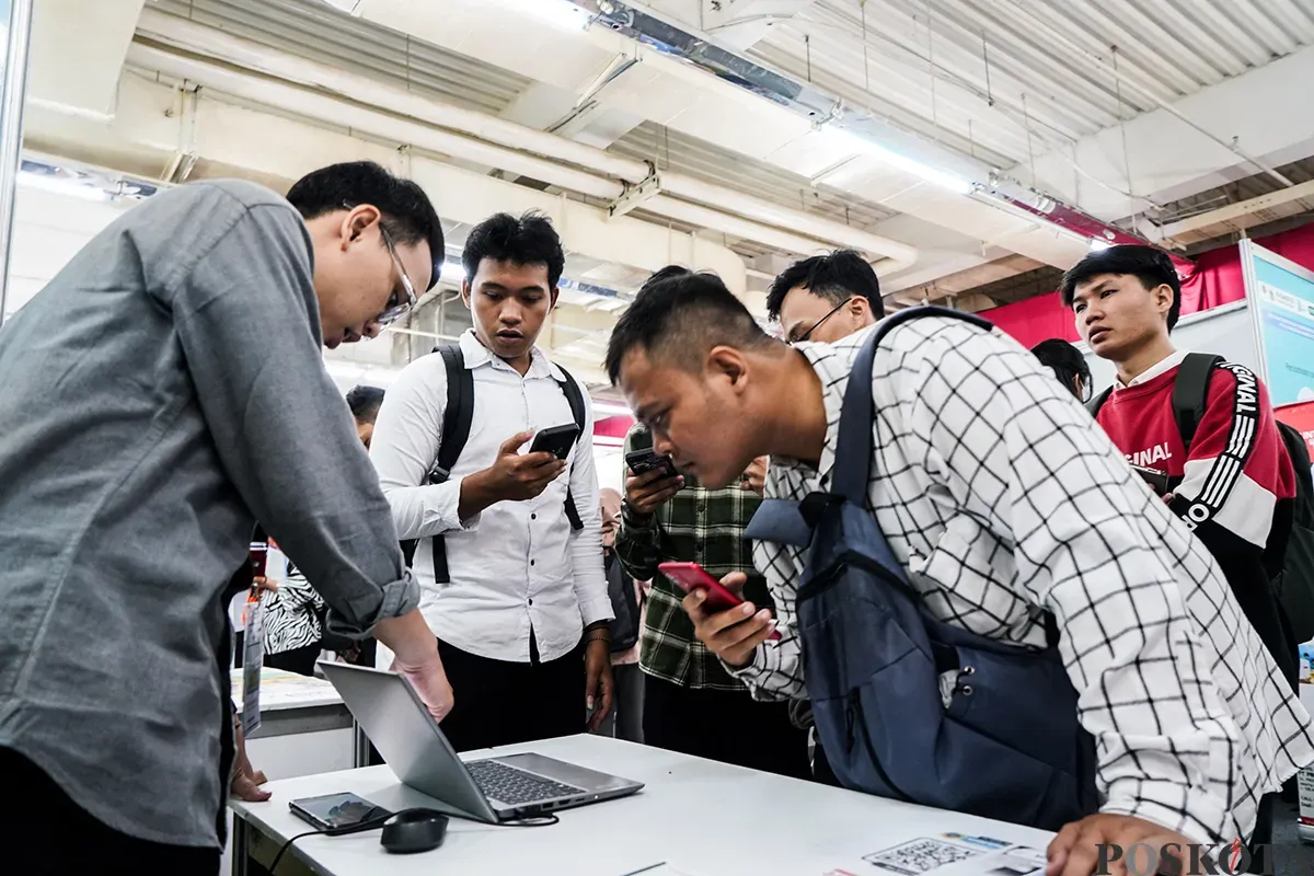 Sejumlah calon tenaga kerja mengunjungi stan salah satu perusahaan di Jakarta Jobfair, Mall Thamrin City, Tanah Abang, Jakarta, Rabu, 12 Maret 2025. (Sumber: Poskoata/ Bilal Nugraha Ginanjar)