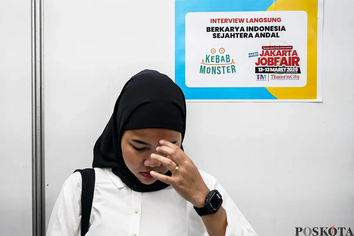 Sejumlah calon tenaga kerja mengunjungi stan salah satu perusahaan di Jakarta Jobfair, Mall Thamrin City, Tanah Abang, Jakarta, Rabu, 12 Maret 2025. (Sumber: Poskoata/ Bilal Nugraha Ginanjar)