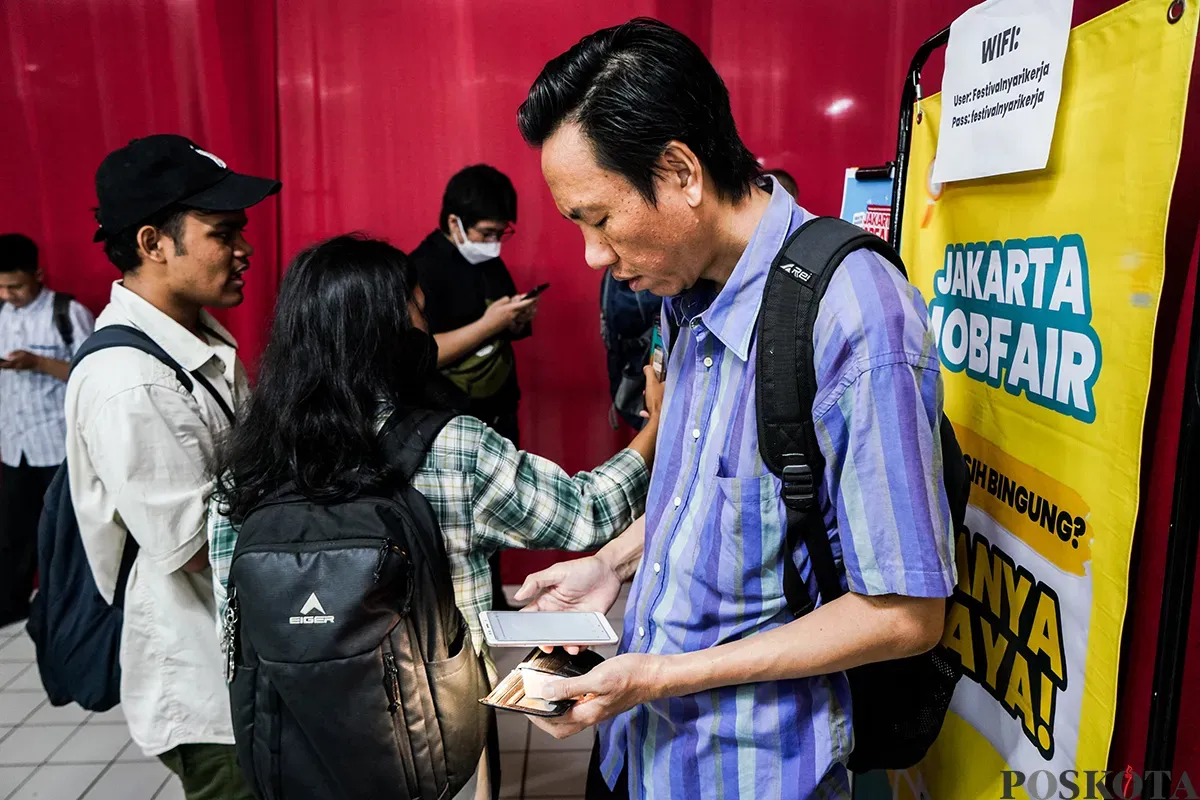 Sejumlah calon tenaga kerja mengunjungi stan salah satu perusahaan di Jakarta Jobfair, Mall Thamrin City, Tanah Abang, Jakarta, Rabu, 12 Maret 2025. (Sumber: Poskoata/ Bilal Nugraha Ginanjar)