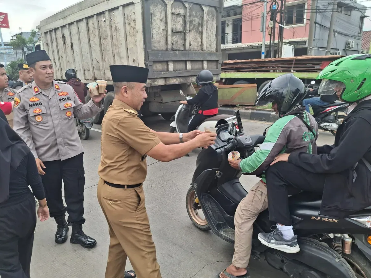 Muspika Cikarang Utara bagikan takjil kepada pengguna jalan. (Sumber: Dok. Diskominfosantik Kabupaten Bekasi)