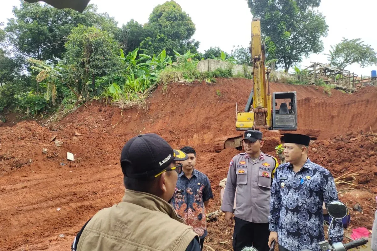 Proyek galian tanah yang dikeluhkan warga di Jalan Raya Muchtar, Sawangan, Kota Depok. (Sumber: Dok. Polsek Bojongsari)