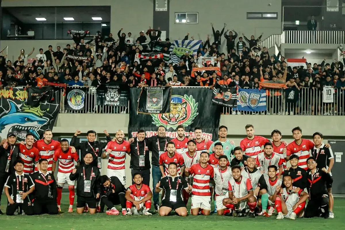 Skuad Madura United foto bersama para suporter yang mendukung mereka saat menghadapi Tainan City FC di leg pertama perempat final AFC Challenge League. (Sumber: Instagram @maduraunited.fc)