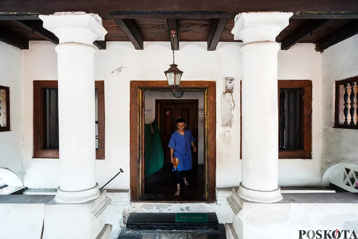 Umat muslim melaksanakan shalat serta membaca Al Quran di Masjid Langgar Tinggi di Jalan Pekojan Raya, Tambora, Jakarta Barat, Rabu, 12 Maret 2025. (Sumber: Poskoata/ Bilal Nugraha Ginanjar)