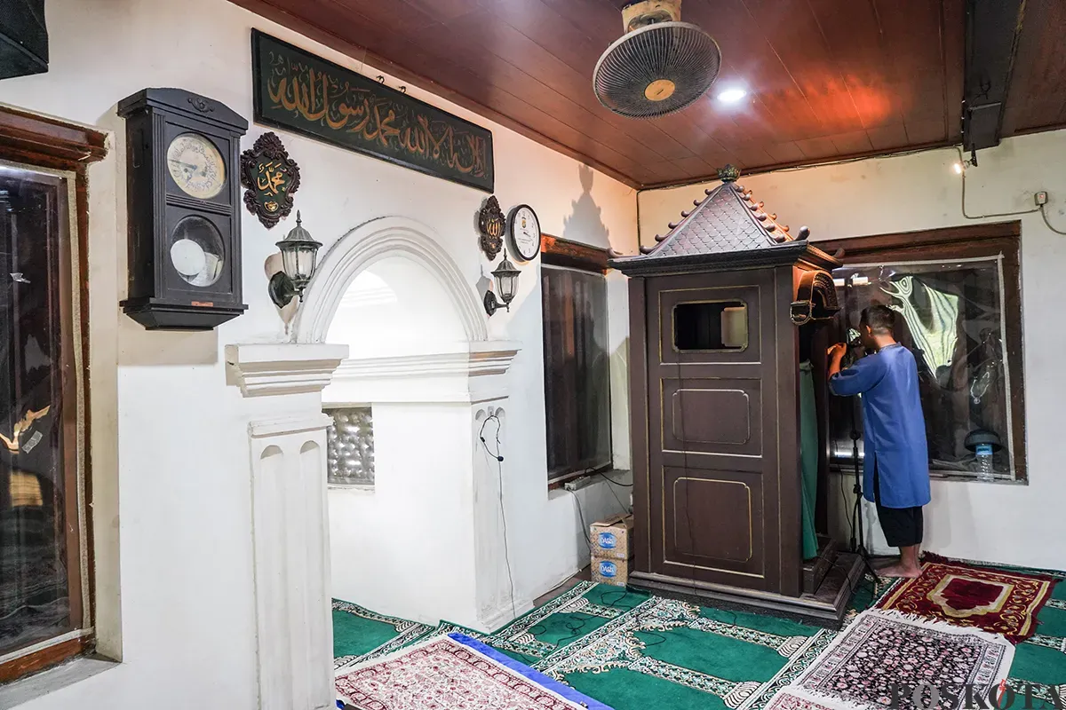 Umat muslim melaksanakan shalat serta membaca Al Quran di Masjid Langgar Tinggi di Jalan Pekojan Raya, Tambora, Jakarta Barat, Rabu, 12 Maret 2025. (Sumber: Poskoata/ Bilal Nugraha Ginanjar)