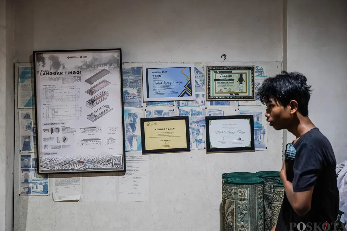 Umat muslim melaksanakan shalat serta membaca Al Quran di Masjid Langgar Tinggi di Jalan Pekojan Raya, Tambora, Jakarta Barat, Rabu, 12 Maret 2025. (Sumber: Poskoata/ Bilal Nugraha Ginanjar)