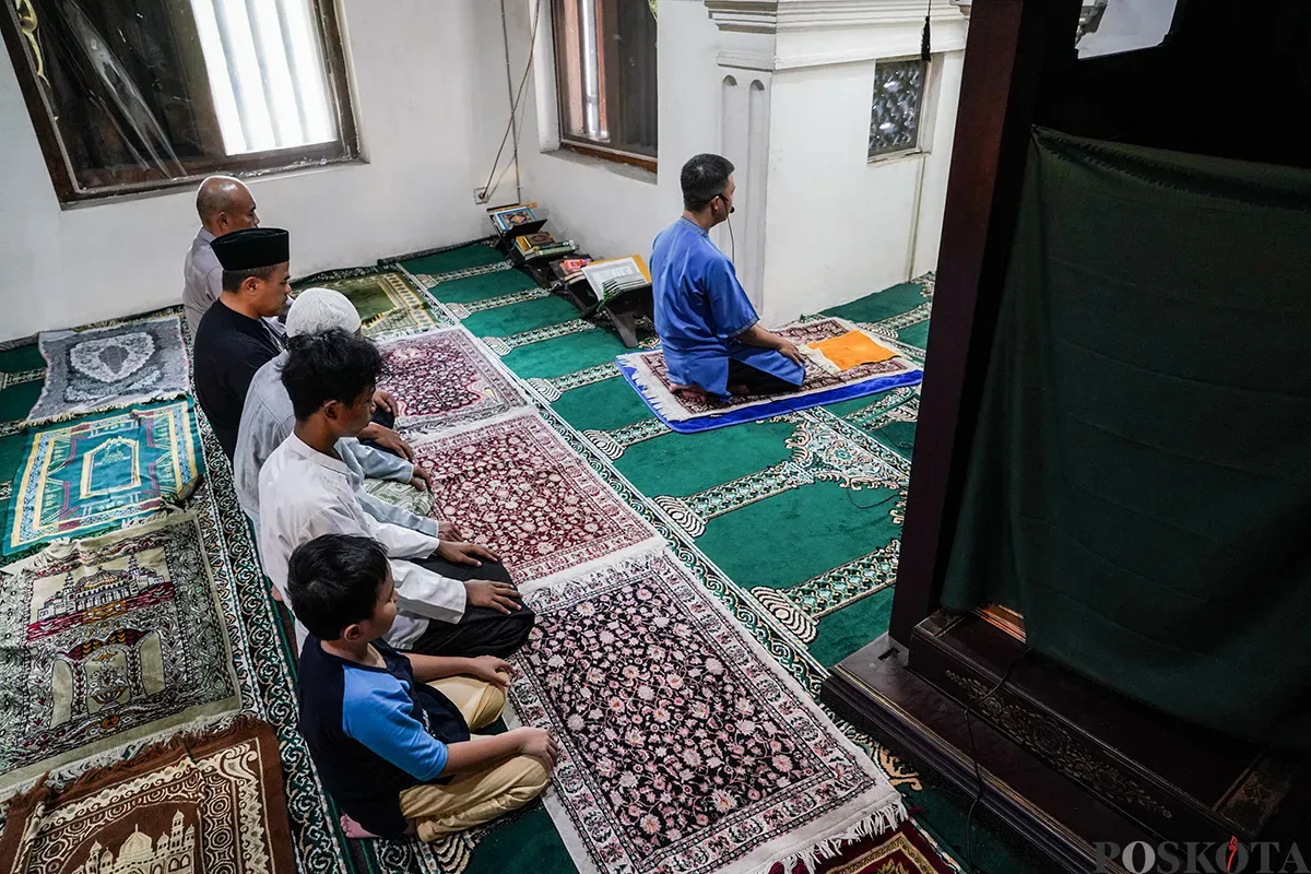 Umat muslim melaksanakan shalat serta membaca Al Quran di Masjid Langgar Tinggi di Jalan Pekojan Raya, Tambora, Jakarta Barat, Rabu, 12 Maret 2025. (Sumber: Poskoata/ Bilal Nugraha Ginanjar)